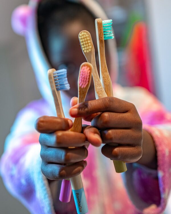 Pack de 4 brosses à dents en bambou + Sablier de brossage – Image 6