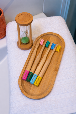 Pack de 4 brosses à dents en bambou + Sablier de brossage