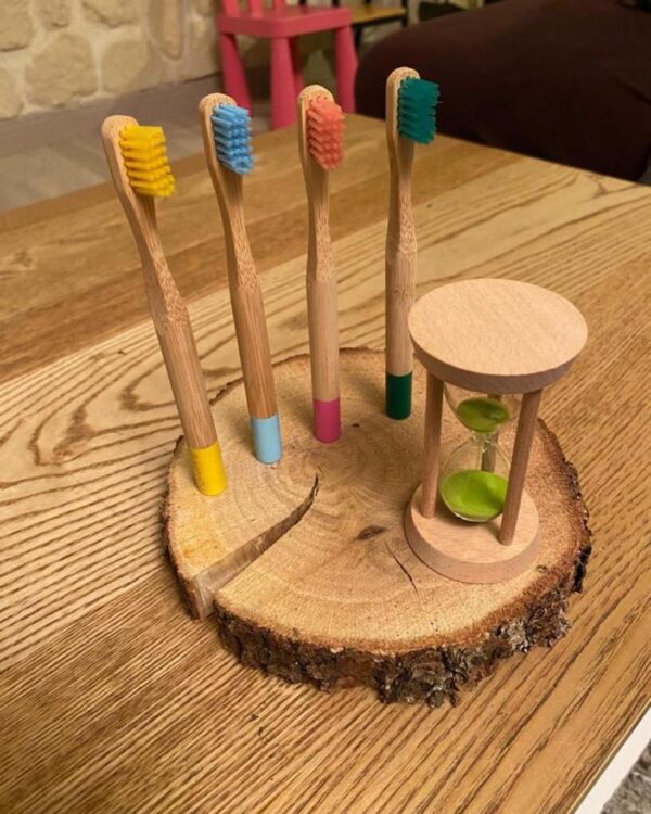 Coffret Éducatif composé d'un livre, de 4 brosse à dents en bambou et un sablier en bois – Image 3