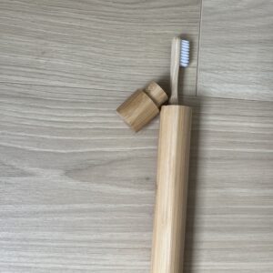 l'étuit de voyage vous suivra partout, élégant et tres hygiénique