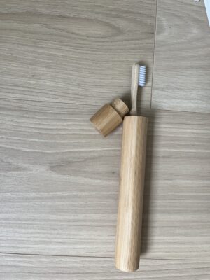 l'étuit de voyage vous suivra partout, élégant et tres hygiénique