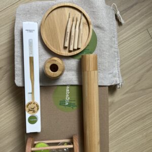 Transformez le brossage des dents en un moment ludique et responsable 🌿 Le coffret Bambadia réunit tous les indispensables pour prendre soin de son sourire naturellement. Inspiré par l’univers des pandas Bambadia, il allie écologie, pédagogie et plaisir pour que chaque membre de la famille adopte une routine bucco-dentaire saine et durable.