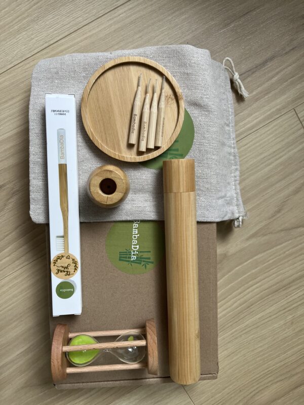 Transformez le brossage des dents en un moment ludique et responsable 🌿 Le coffret Bambadia réunit tous les indispensables pour prendre soin de son sourire naturellement. Inspiré par l’univers des pandas Bambadia, il allie écologie, pédagogie et plaisir pour que chaque membre de la famille adopte une routine bucco-dentaire saine et durable.
