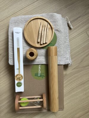 Transformez le brossage des dents en un moment ludique et responsable 🌿 Le coffret Bambadia réunit tous les indispensables pour prendre soin de son sourire naturellement. Inspiré par l’univers des pandas Bambadia, il allie écologie, pédagogie et plaisir pour que chaque membre de la famille adopte une routine bucco-dentaire saine et durable.
