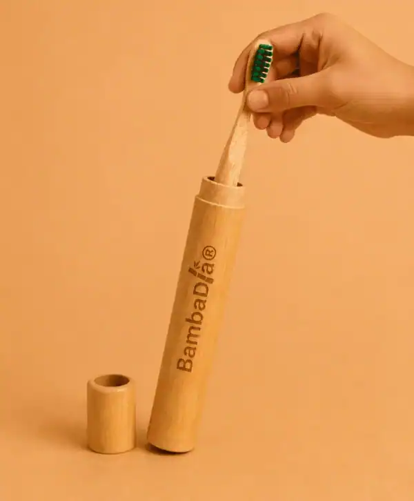 Pack étui pour brosse à dent + 1 brosse à dent au choix