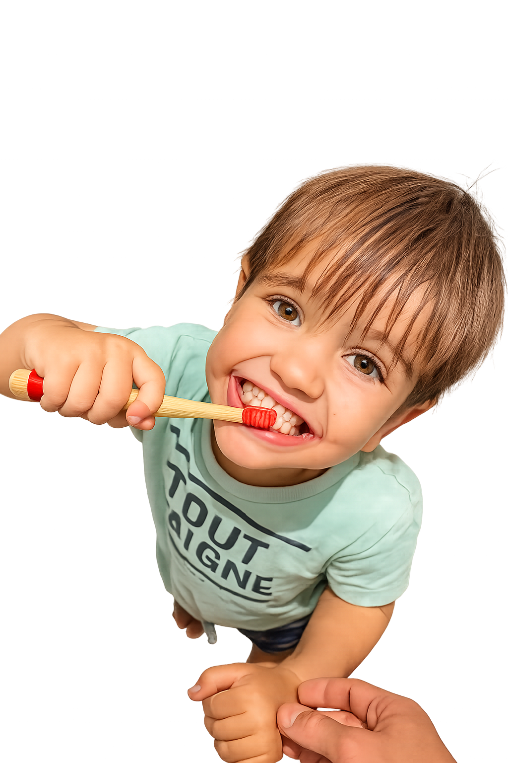 Enfant se brossant les dents devant le miroir