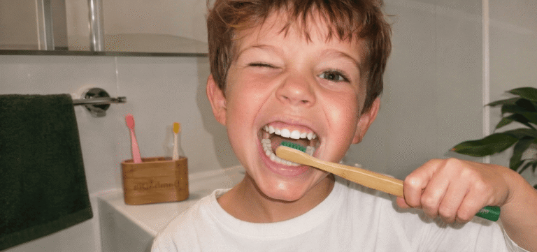 4 brosses à dents en bambou + sablier
