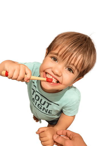 Enfant se brossant les dents devant le miroir
